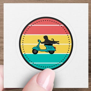 Schwarzer Hund auf Motorroller Aufkleber, Retro Sunset Gestreiftes Design, Lustiger Aufkleber, Vintage Moped Abenteuer, Süßer Tier-Laptopaufkleber, Einzigartig