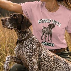 Maglietta Wiggle Butt Society, abbigliamento per amanti del Bracco tedesco a pelo corto.