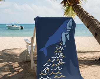 Toalla de playa con majestuosa ballena azul, arte de la vida marina del océano, serena criatura marina, diseño acuático azul profundo, esencial para un día de playa náutico, única
