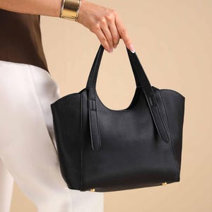 Bolsa de ombro preta elegante para uso diário com design sofisticado.