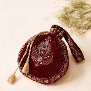 Luxurious Embroidered Pouch For Every Occasion KFW25-147