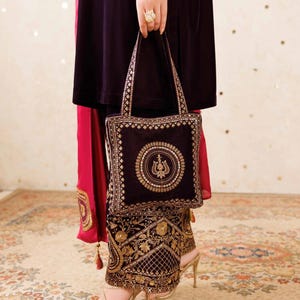 Velvet Embroidered Pouch Sequined Detail for Elegant Style
