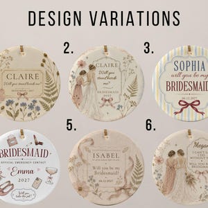 Puede incluir: Seis adornos de cer&aacute;mica circulares numerados del 1 al 6, con varios dise&ntilde;os. Los motivos incluyen ilustraciones florales, una novia con su dama de honor, patrones de rayas y textos como 'Claire', 'Sophia', 'Emma', 'Isabel' y 'Megan'.