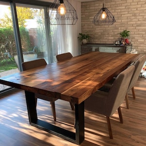 Mesa de comedor de nogal macizo hecha a mano: patas de metal rústicas de granja