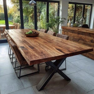 Handgefertigter Esstisch aus massivem Nussbaum - Individuelle Holzmöbel - Rustikale Bauernhaus Küchentischdekoration