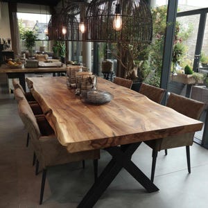 手作りの無垢ウォールナットダイニングテーブル - カスタムメイドの素朴なモダンファームハウス木製家具 - ナチュラルなホームデコレーション