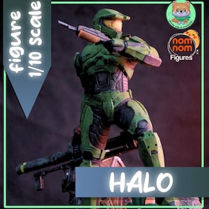 Peut inclure: Figurine à l'échelle 1/10, verte et noire, représentant un personnage de la série de jeux vidéo Halo. La figurine tient un fusil et est posée dans une posture dynamique. Le mot "HALO" est affiché en blanc.