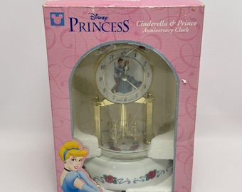 ディズニープリンセス シンデレラ＆プリンス アニバーサリークロック、ガラスドーム、磁器製ベース