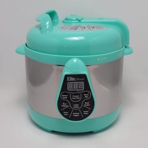Puede incluir: Una olla a presión eléctrica Elite Bistro de color turquesa y plateado. El aparato tiene una pantalla digital y varios botones de función para cocinar diversos alimentos. La tapa tiene un asa y una ventilación. El exterior es una combinación de turquesa y acero inoxidable.