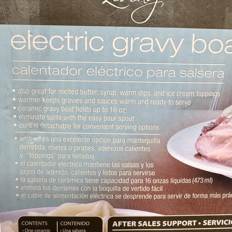 K&ouml;nnte beinhalten: Eine Verpackung f&uuml;r eine elektrische Sauciere mit dem Text electric gravy boat und calentador el&eacute;ctrico para salsera. Die Box nennt Merkmale wie ein Fassungsverm&ouml;gen von 473 ml, einen Ausgie&szlig;er und ein abnehmbares Kabel zum Servieren.