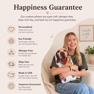 K&ouml;nnte beinhalten: Eine Frau h&auml;lt ein individuell geformtes Kissen mit einem Hundegesicht. Das Kissen ist wei&szlig; mit einem braunen und schwarzen Hunde-Bild. Das Bild enth&auml;lt auch Text &uuml;ber die Eigenschaften des Produkts, wie z. B. personalisiert und allergenfrei.