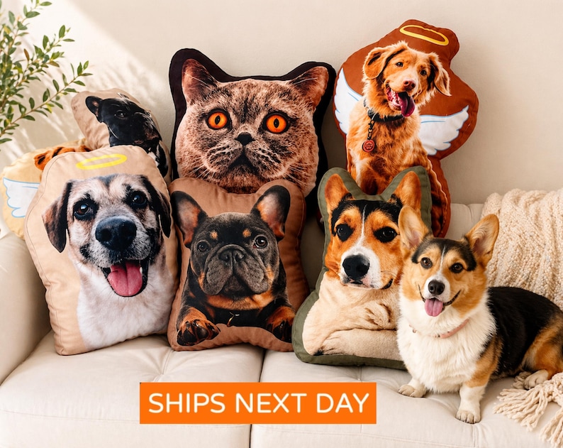 K&ouml;nnte beinhalten: Eine Sammlung von Kissen mit Tiermotiven, die realistische Bilder von Hunden und einer Katze zeigen. Die Kissen haben verschiedene Formen und Gr&ouml;&szlig;en, mit detaillierten Gesichtsz&uuml;gen und Ausdr&uuml;cken. Der Text "SHIPS NEXT DAY" ist sichtbar.