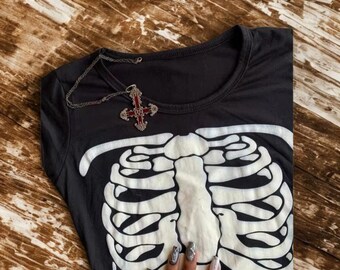 Top corto gótico punk con calaveras para mujer / Camiseta ajustada oscura Y2K / Camiseta urbana negra vintage / Ropa alternativa sexy emo grunge de los años 2000