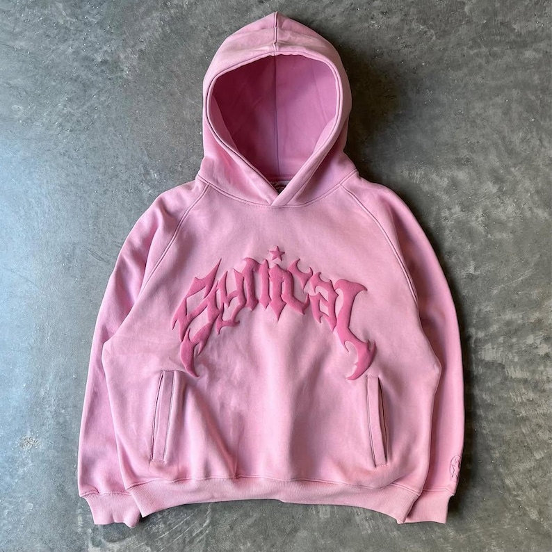 Puede incluir: Sudadera con capucha rosa claro con capucha y bolsillo de canguro. La parte delantera presenta una marca de palabra estilizada en relieve en un rosa m&aacute;s oscuro. La sudadera est&aacute; hecha de un material suave.