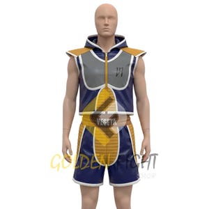 Pode incluir: Um traje de cosplay azul e dourado com um top sem mangas com capuz e calções a condizer. O top apresenta uma placa peitoral cinzenta com um número e a palavra "Vegeta". O traje é exibido num manequim.