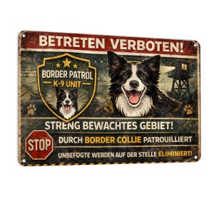 Könnte beinhalten: Rechteckiges Metallschild mit Used-Look, das eine Border Collie-Illustration und die Worte "BORDER PATROL K-9 UNIT" zeigt. Das Schild enthält deutschen und französischen Text, ein Stoppschild und eine Wachturm-Grafik.