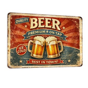 Könnte beinhalten: Metallschild im Vintage-Stil mit Used-Look. Das Schild zeigt das Wort "BEER" in großen Buchstaben, zusammen mit den Texten "QUALITY" und "ICE COLD". Zwei Bierkrüge sind abgebildet, mit den Texten "PREMIUM ON TAP" und "BEST IN TOWN!"