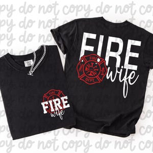 Peut inclure: Deux t-shirts noirs avec l'inscription "FIRE wife". L'un des t-shirts porte le texte sur le devant, l'autre sur le dos. Les deux t-shirts présentent un emblème de pompier rouge et blanc.