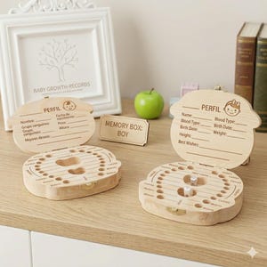 Peut inclure: Deux boîtes de rangement pour dents en bois clair avec couvercles à charnières. Chaque couvercle présente des textes gravés dont PERFIL, Name, Blood Type, Birth Date, Height, Weight et Best Wishes. L'intérieur comporte des fentes circulaires.