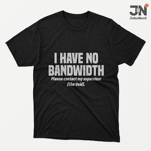 Puede incluir: Camiseta negra con el texto blanco "I HAVE NO BANDWIDTH" y la frase "Please contact my supervisor (The Void)." La camiseta tiene cuello redondo y mangas cortas. El logo "JN JokeNest" está en la esquina superior derecha.