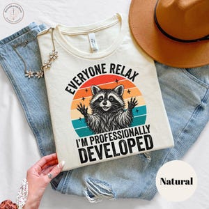 Iedereen, relax! Ik ben professioneel ontwikkeld. T-shirt, grappig cadeau voor programmeurs, T-shirt met wasbeer-programmeur-afbeelding, T-shirt voor softwareontwikkelaars.