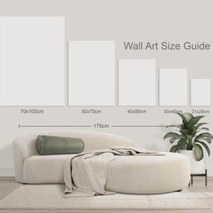 Puede incluir: Una gu&iacute;a de tama&ntilde;os de arte mural muestra cinco lienzos rectangulares con dimensiones en cent&iacute;metros. Un sof&aacute; beige con un coj&iacute;n verde y una manta est&aacute; frente a los lienzos. El texto "Wall Art Size Guide" est&aacute; en la parte superior.
