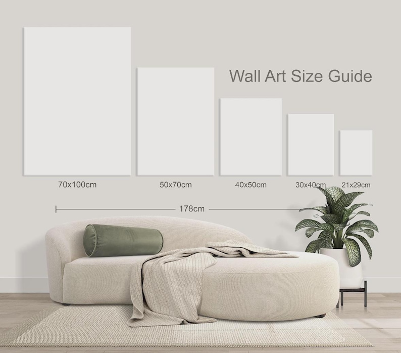 Puede incluir: Una gu&iacute;a de tama&ntilde;os de arte mural muestra cinco lienzos rectangulares con dimensiones en cent&iacute;metros. Un sof&aacute; beige con un coj&iacute;n verde y una manta est&aacute; frente a los lienzos. El texto "Wall Art Size Guide" est&aacute; en la parte superior.