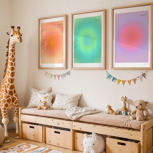 Puede incluir: Un dormitorio infantil con una gran estatua de jirafa, un banco de madera con almacenamiento y tres impresiones art&iacute;sticas abstractas enmarcadas. Las impresiones presentan dise&ntilde;os de gradientes coloridos en naranja, verde y morado. Cojines decorativos y peluches completan la escena.