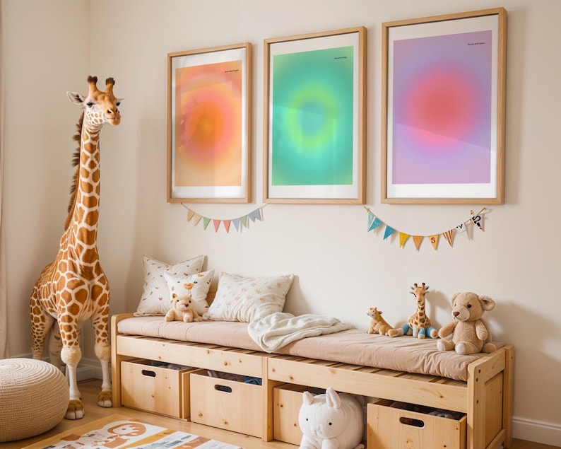 Puede incluir: Un dormitorio infantil con una gran estatua de jirafa, un banco de madera con almacenamiento y tres impresiones art&iacute;sticas abstractas enmarcadas. Las impresiones presentan dise&ntilde;os de gradientes coloridos en naranja, verde y morado. Cojines decorativos y peluches completan la escena.