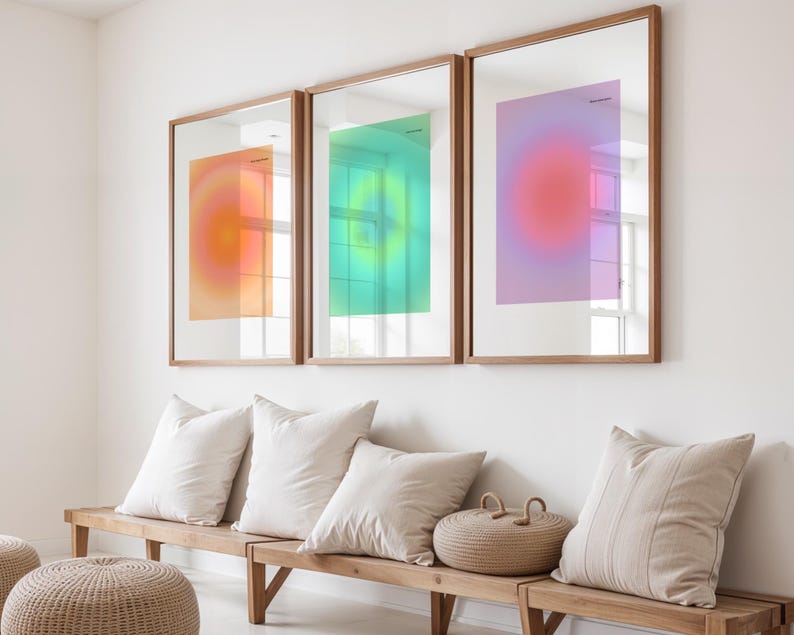 Puede incluir: Tres impresiones art&iacute;sticas enmarcadas con dise&ntilde;os de gradiente de color en tonos naranja, verde y rosa. Las impresiones se exhiben sobre un banco de madera con cojines color crema y una cesta tejida. Los marcos tienen un acabado de madera natural.