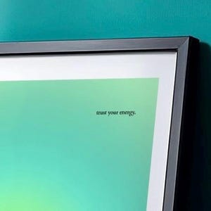 Puede incluir: Impresi&oacute;n art&iacute;stica enmarcada con un degradado de tonos verdes y azules. La obra presenta la frase "trust your energy" en una fuente minimalista. El marco es de color gris oscuro.