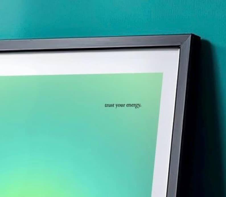 Puede incluir: Impresi&oacute;n art&iacute;stica enmarcada con un degradado de tonos verdes y azules. La obra presenta la frase "trust your energy" en una fuente minimalista. El marco es de color gris oscuro.