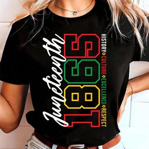 Könnte beinhalten: Ein schwarzes Kurzarm-T-Shirt mit dem weißen Schriftzug Juneteenth, den großen Blockzahlen 1865 in Rot, Grün und Gelb sowie dem vertikalen Text HISTORY, CULTURE, EXCELLENCE, RESPECT, getrennt durch kleine rautenförmige Symbole.