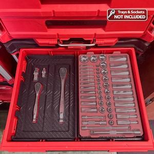 Op de afbeelding: Een rode gereedschapslade met twee zwarte kunststof organizers. De ene organizer bevat twee zilverkleurige metalen ratels, de andere bevat diverse zilverkleurige metalen doppen en verlengstukken. Een label vermeldt: Trays & Sockets NOT INCLUDED.