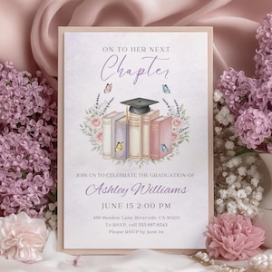 Puede incluir: Una invitación de graduación con el texto "On to Her Next Chapter". El diseño incluye un birrete sobre libros, detalles florales y mariposas. La invitación es para Ashley Williams, 15 de junio, 14:00.