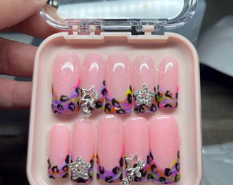 Op Lisa Frank geïnspireerde nagels