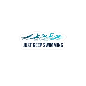 Puede incluir: Adhesivo blanco con una ilustración turquesa de nadadores. La frase "JUST KEEP SWIMMING" está impresa en azul oscuro debajo. Diseño motivacional para nadadores.