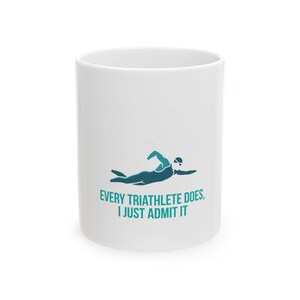 Tazza divertente da triathlon - "Adoro fare pipì nella mia muta" Tazza da caffè in ceramica (325 ml/440 ml)