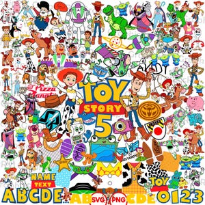 Peut inclure: Un collage numérique présentant de nombreux personnages de Toy Story, dont Woody, Buzz l'Éclair, Jessie et Rex, ainsi que le logo Toy Story 5, la marque Pizza Planet et divers icônes comme des étoiles de shérif, des empreintes et des lettres.