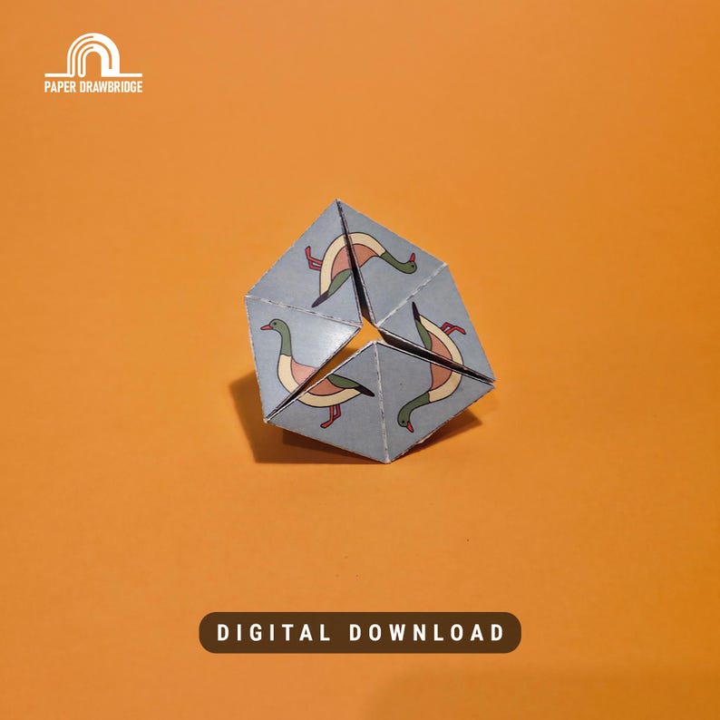 K&ouml;nnte beinhalten: Ein geometrisches Papierpuzzle mit Entenillustrationen auf hellblauem Hintergrund, vor einem orangefarbenen Hintergrund. Das Puzzle ist ein digitaler Download, wie durch den Text unten angegeben. Das Paper Drawbridge-Logo befindet sich oben links.