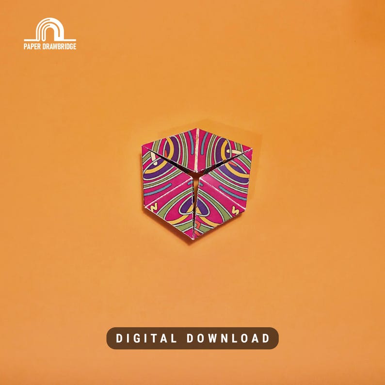 K&ouml;nnte beinhalten: Ein geometrisches Papierkunstwerk mit einem lebendigen rosa, gr&uuml;nen und gelben Muster, vor einem orangefarbenen Hintergrund. Der Text "DIGITAL DOWNLOAD" befindet sich unten. Das Paper Drawbridge-Logo befindet sich oben links.