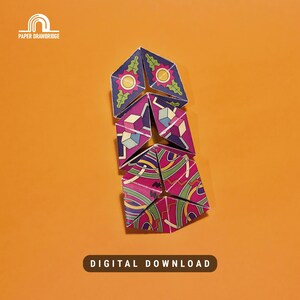 K&ouml;nnte beinhalten: Ein geometrisches Papierpuzzle mit bunten Mustern in Rosa, Lila, Gr&uuml;n und Gelb. Das Puzzle besteht aus verbundenen dreieckigen Formen. Der Text "DIGITAL DOWNLOAD" befindet sich am unteren Rand des Bildes.