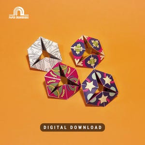 K&ouml;nnte beinhalten: Vier geometrische Papierskulpturen mit aufwendigen Designs, vor einem orangefarbenen Hintergrund. Die Skulpturen zeigen Muster in Wei&szlig;, Rosa, Gr&uuml;n und Blau. Der Text "DIGITAL DOWNLOAD" befindet sich unten.
