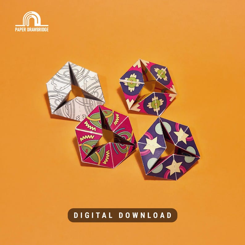 K&ouml;nnte beinhalten: Vier geometrische Papierskulpturen mit aufwendigen Designs, vor einem orangefarbenen Hintergrund. Die Skulpturen zeigen Muster in Wei&szlig;, Rosa, Gr&uuml;n und Blau. Der Text "DIGITAL DOWNLOAD" befindet sich unten.