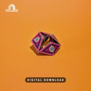 K&ouml;nnte beinhalten: Eine geometrische Papierskulptur in Rosa, Blau und Wei&szlig; auf orangefarbenem Hintergrund. Die Skulptur hat ein komplexes, facettenreiches Design mit dreieckigen und kreisf&ouml;rmigen Elementen. Der Text "DIGITAL DOWNLOAD" steht unten.
