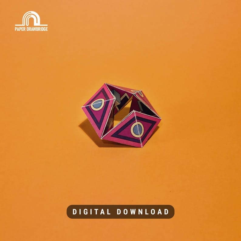K&ouml;nnte beinhalten: Eine geometrische Papierskulptur in Rosa, Blau und Wei&szlig; auf orangefarbenem Hintergrund. Die Skulptur hat ein komplexes, facettenreiches Design mit dreieckigen und kreisf&ouml;rmigen Elementen. Der Text "DIGITAL DOWNLOAD" steht unten.