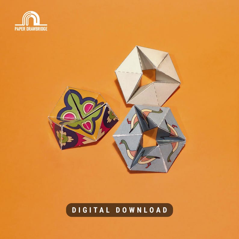K&ouml;nnte beinhalten: Drei geometrische Papierpuzzles in verschiedenen Designs, darunter ein Blumenmuster, ein Entenmuster und ein schlichtes wei&szlig;es Design, werden auf einem orangefarbenen Hintergrund gezeigt. Der Text "DIGITAL DOWNLOAD" befindet sich am unteren Rand des Bildes.