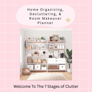 Könnte beinhalten: Eine rosa-weiße Grafik mit dem Text "Home Organizing, Decluttering, & Room Makeover Planner" und "Welcome To The 7 Stages of Clutter." Das Bild zeigt ein weißes Regal mit dekorativen Gegenständen.