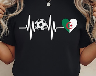 Diseño PNG de latidos de fútbol argelino, gráfico de pulso de fútbol con corazón de la bandera argelina, arte digital para amantes del deporte para camisetas, pegatinas e impresiones.