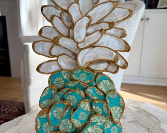 Escultura de piña y ostra de erizo de mar